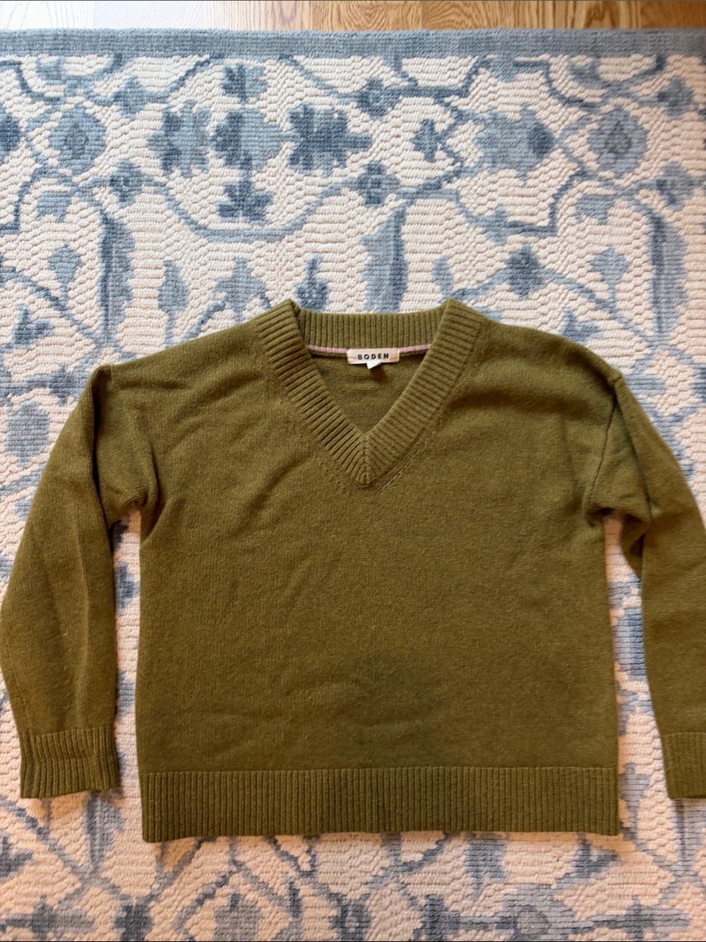 Boden Men's Olive V-Neck Sweater